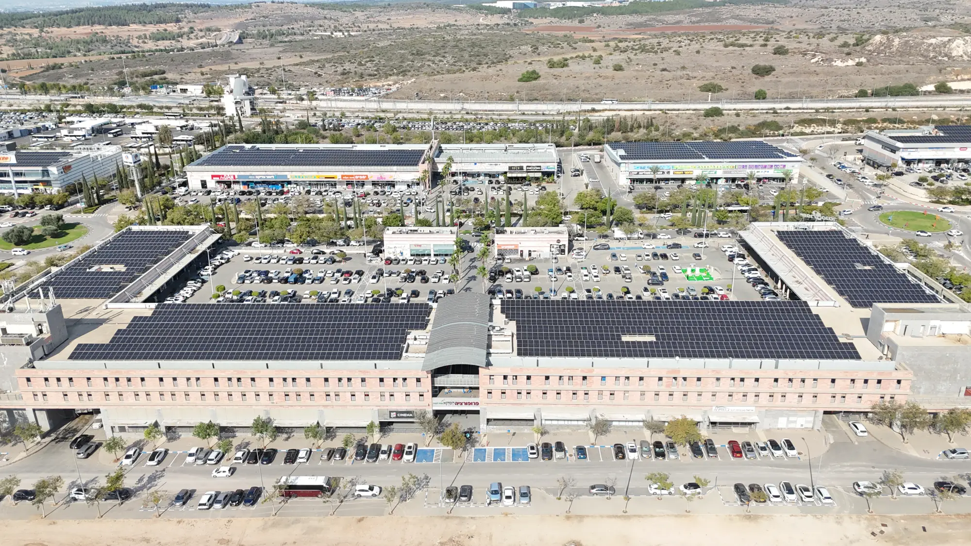 מתחם ישפרו סנטר במודיעין – מערכת סולארית של 850 קילוואט שהקמנו על הגגות