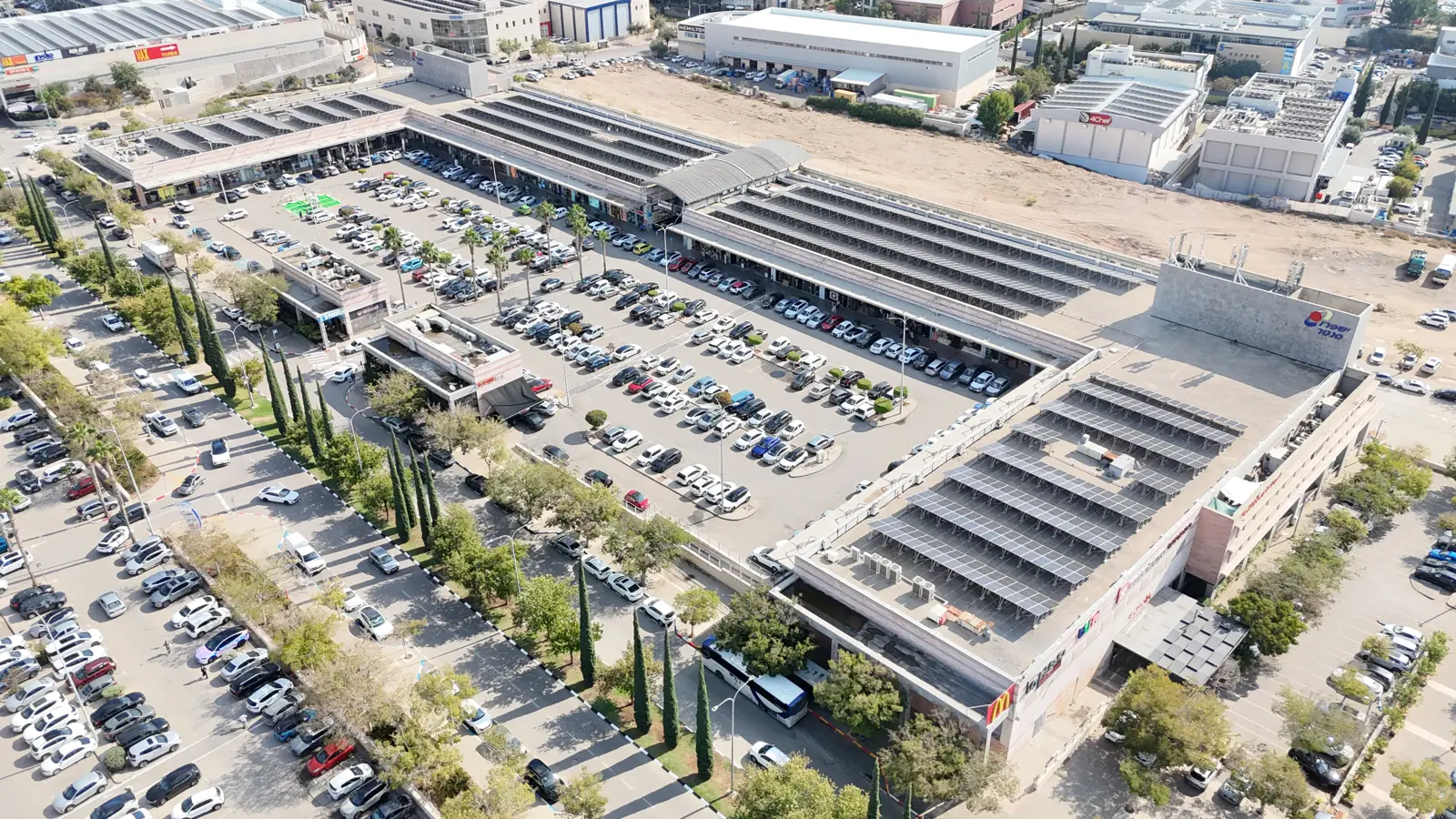 ישפרו סנטר, מודיעין – מבט על שורות הפאנלים